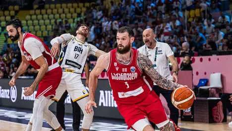 NBA七队交易大地震！杜兰特加盟火箭，雄鹿裁掉利拉德格局突变